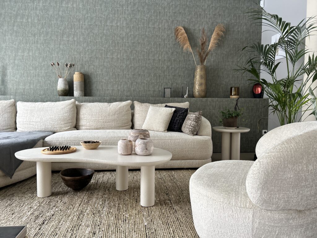Zithoek met lichte zetel en salontafel in een warm interieur