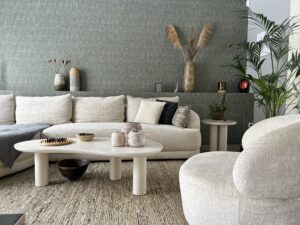 Zithoek met lichte zetel en salontafel in een warm interieur